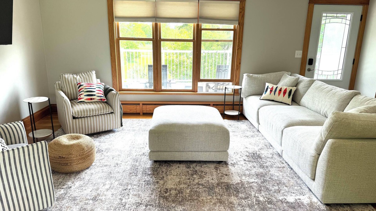 Farwell House | Welcoming 4-bedroom lake house ON THE GOLF COURSE with WiFi in Alexandria