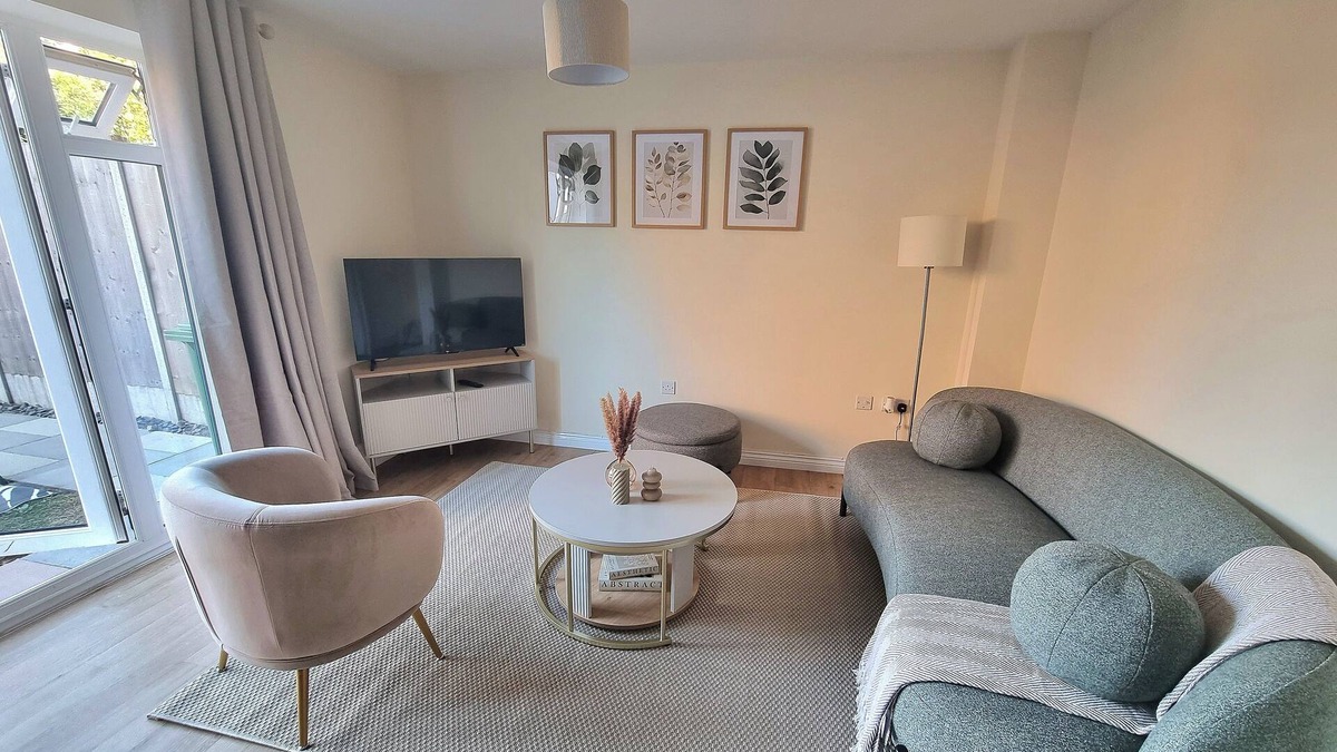 Rugby House | Welcoming 4-bedroom townhome with WiFi and parking in charming Rugby