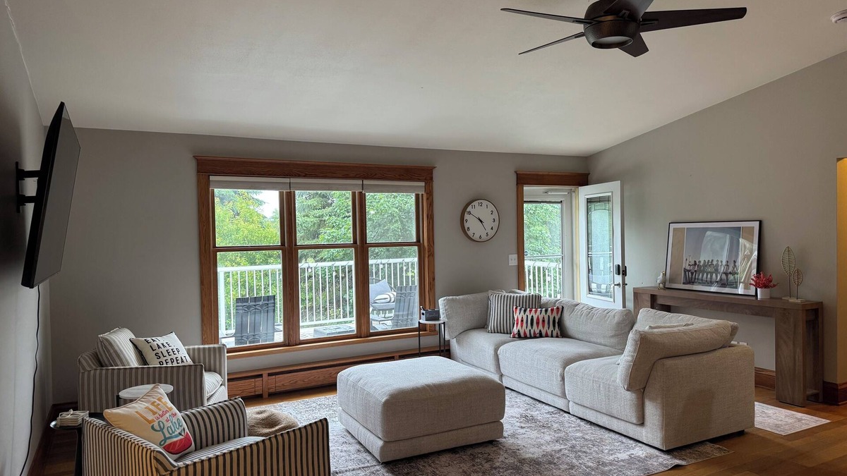 Farwell House | Welcoming 4-bedroom lake house ON THE GOLF COURSE with WiFi in Alexandria