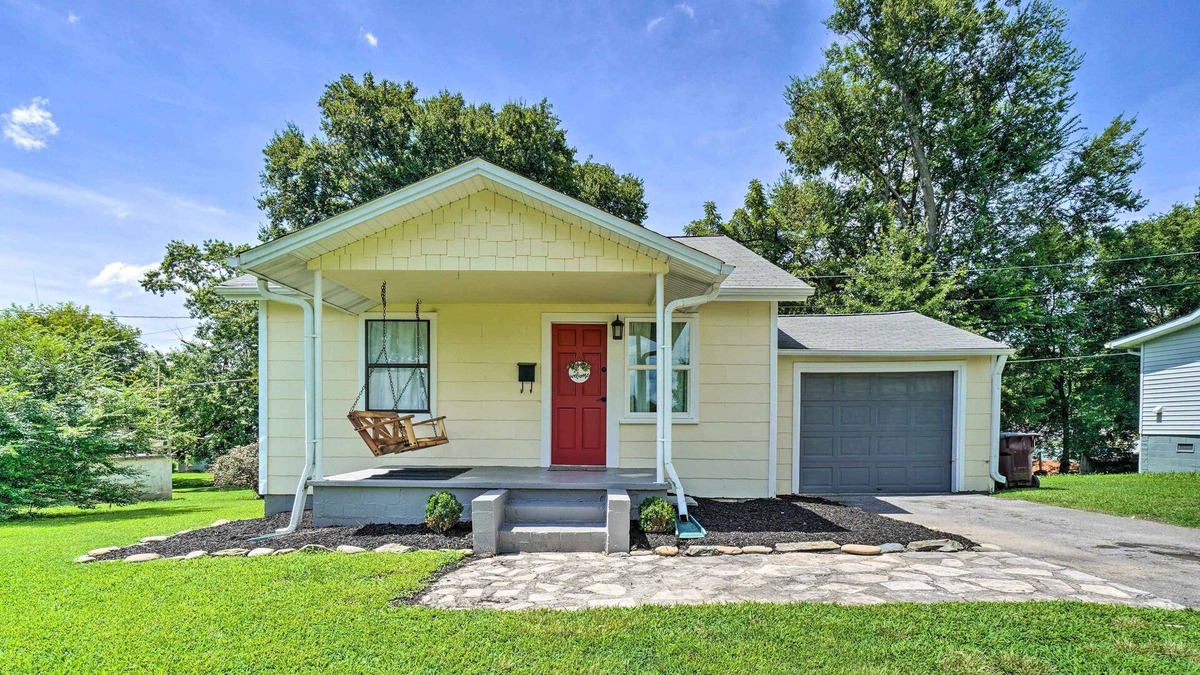 Alcoa Cottage | Welcoming Alcoa Cottage w/ Mountain Views!