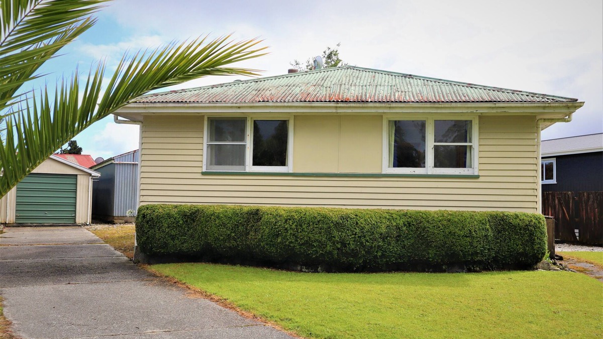 Haast House | Welcoming and well loved older house centrally located in Haast township
