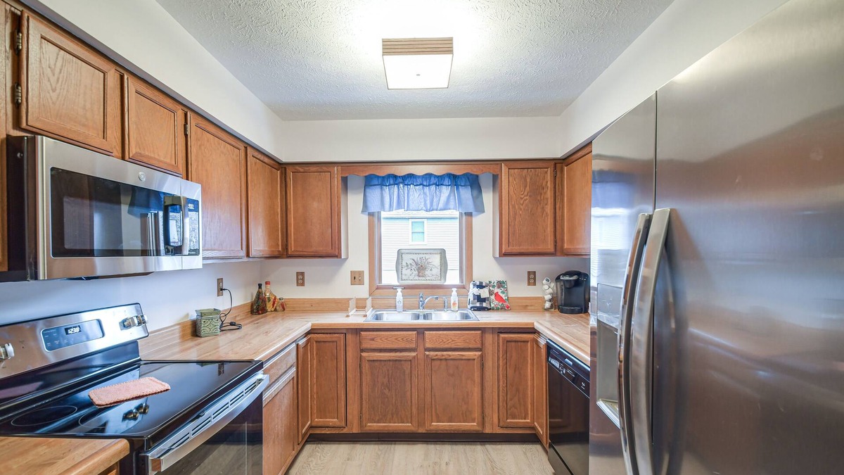 Quad Cities Condo | Welcoming Condo in Davenport: Central Location!