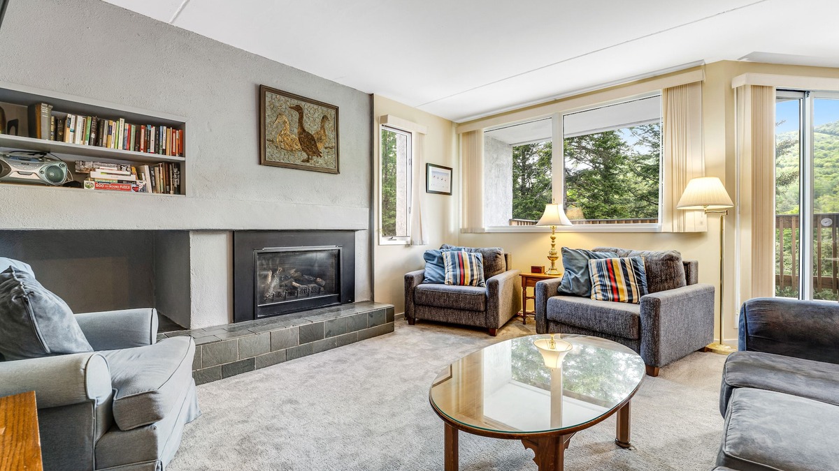 Warren Condo | Welcoming Condo with Shared Pools, Hot Tub - Easy Access to Golf & Slopes
