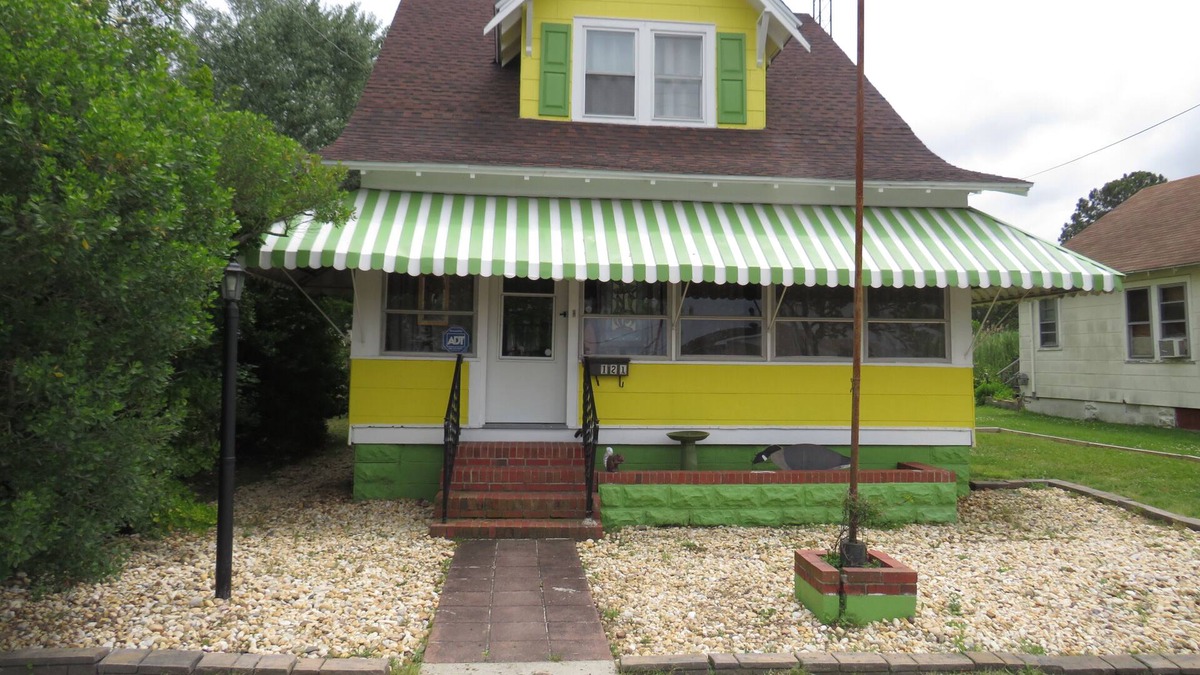 Crisfield House | Welcoming cottage, near public beach and fishing pier.