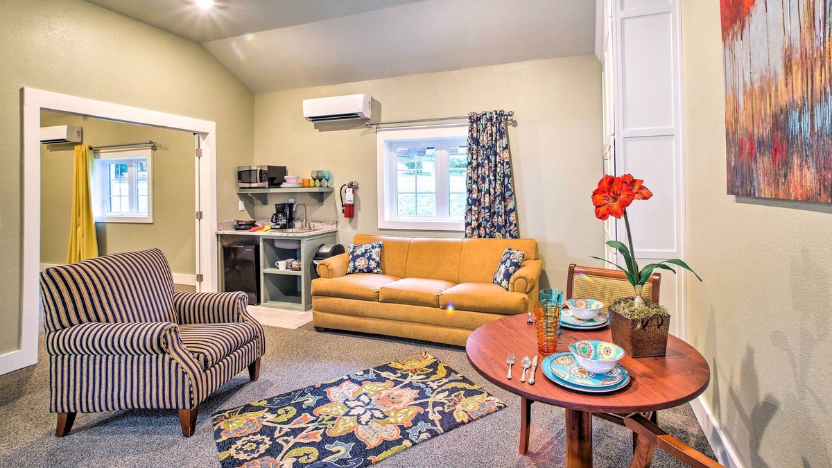 Downtown Branson Cottage | Welcoming Downtown Branson Cottage w/Pool Access!