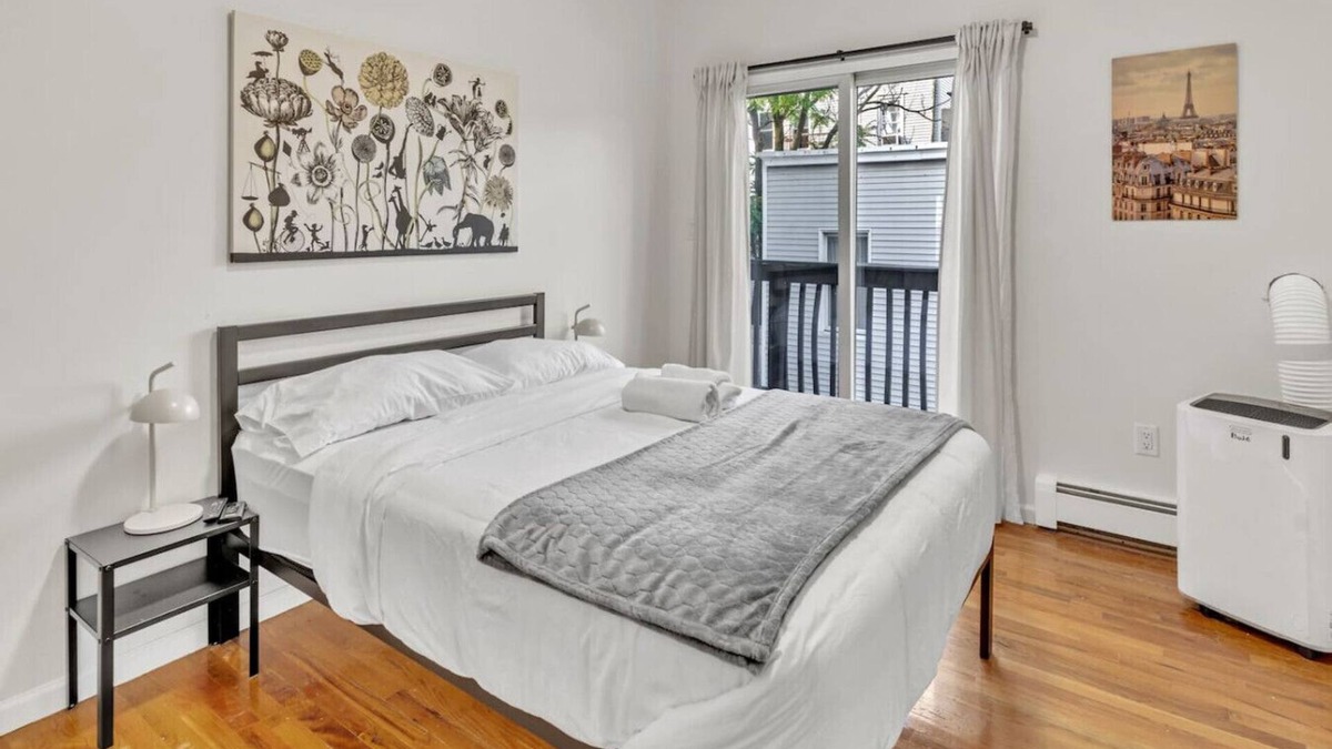 Hackensack River Waterfront House | Welcoming Dreamy Room W/Balcony -LightRail-NYC