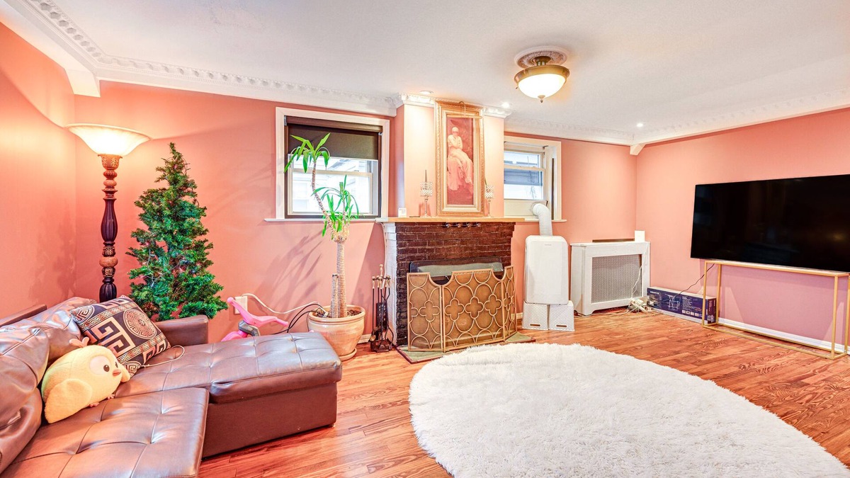 Glen Cove House | Welcoming Glen Cove Home ~ 1 Mi to Public Beach!