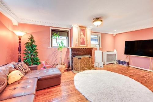 Glen Cove House | Welcoming Glen Cove Home about 1 Mi to Public Beach!