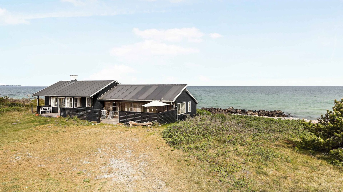 Rrvig House | Welcoming holiday home right down to the water