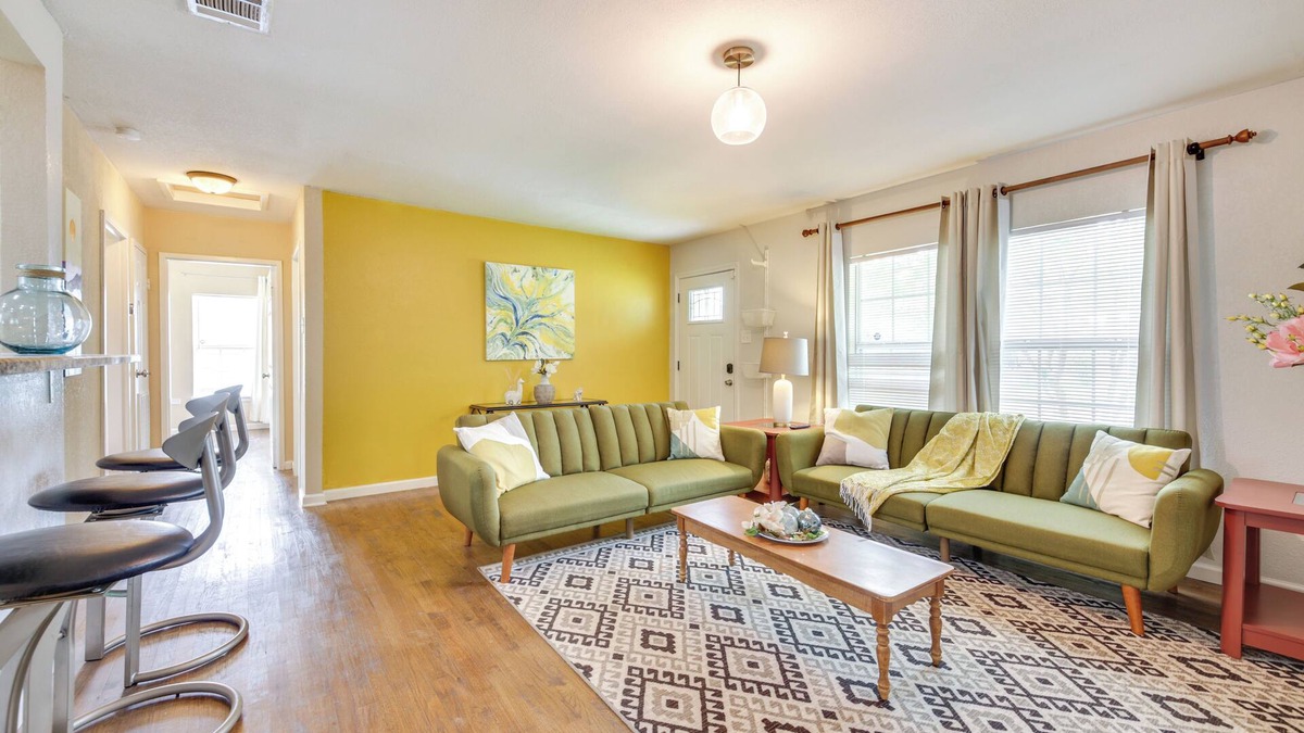Willshire Terrace House | Welcoming Home ~ 6 Mi to Downtown San Antonio!