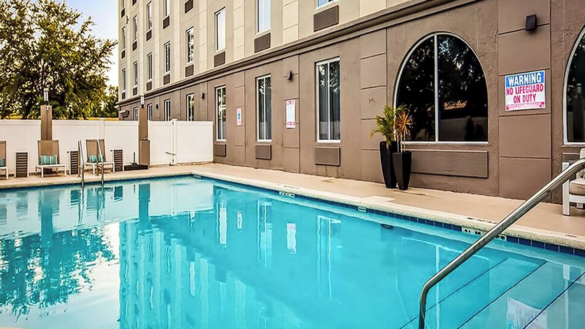 Orlando Hotel | Welcoming Hotel Room w/Outdoor Pool - Near Universal Studios Fun