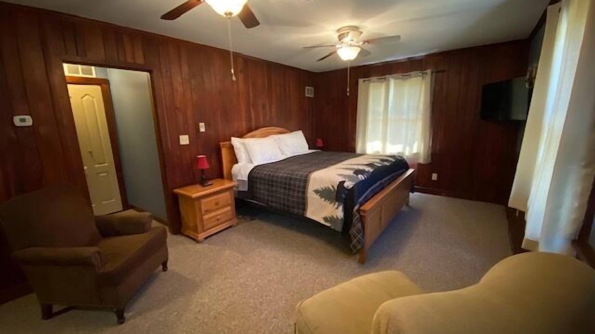 Stahlstown Hotel | Welcoming king bed studio suite with split bathroom. Close to hiking trails, ski resorts and family parks!