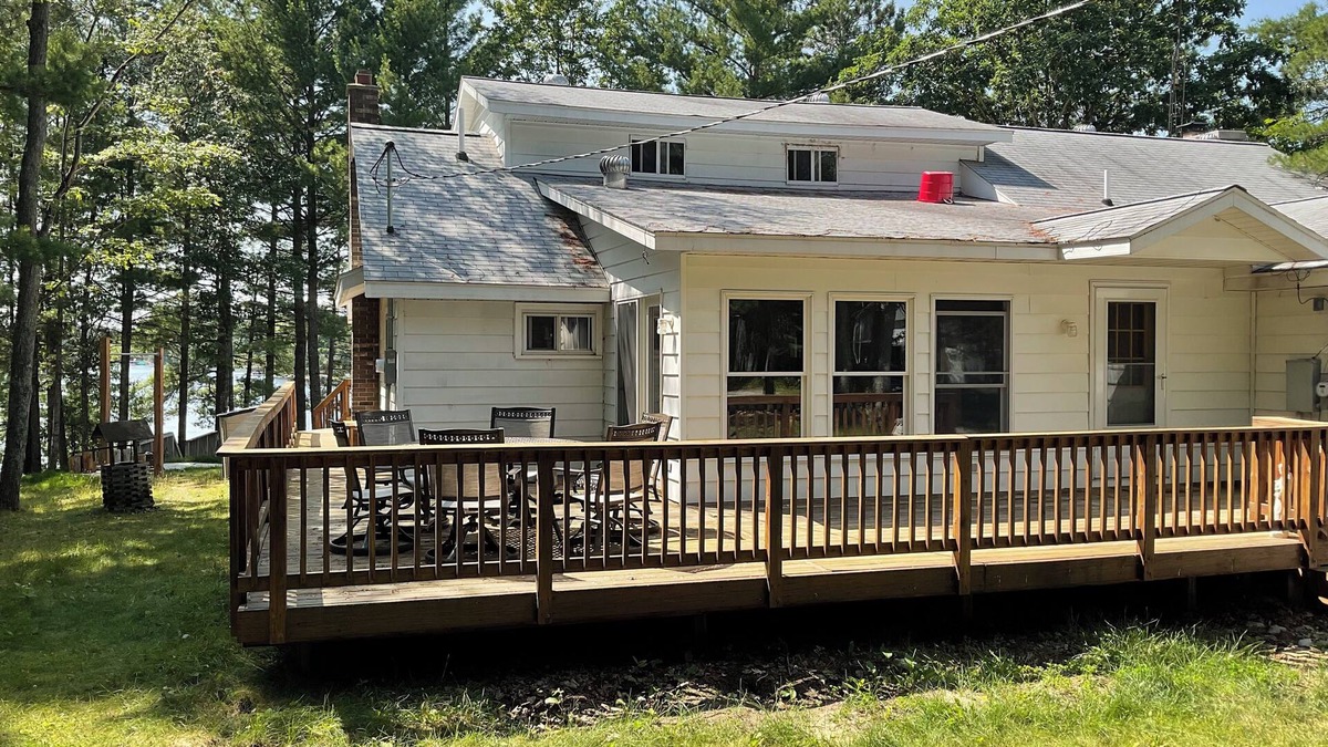 Lewiston House | Welcoming lake house with five bedrooms and a huge deck on Tee lake in Lewiston.