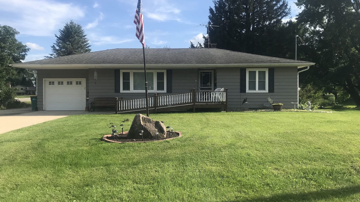 Wykoff House | Welcoming mid-century modern history-friendly home in bluff county.