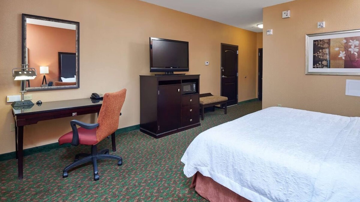 Waco Hotel | Welcoming Room with Free Hot Breakfast & Parking - Near Baylor! Indoor Pool!