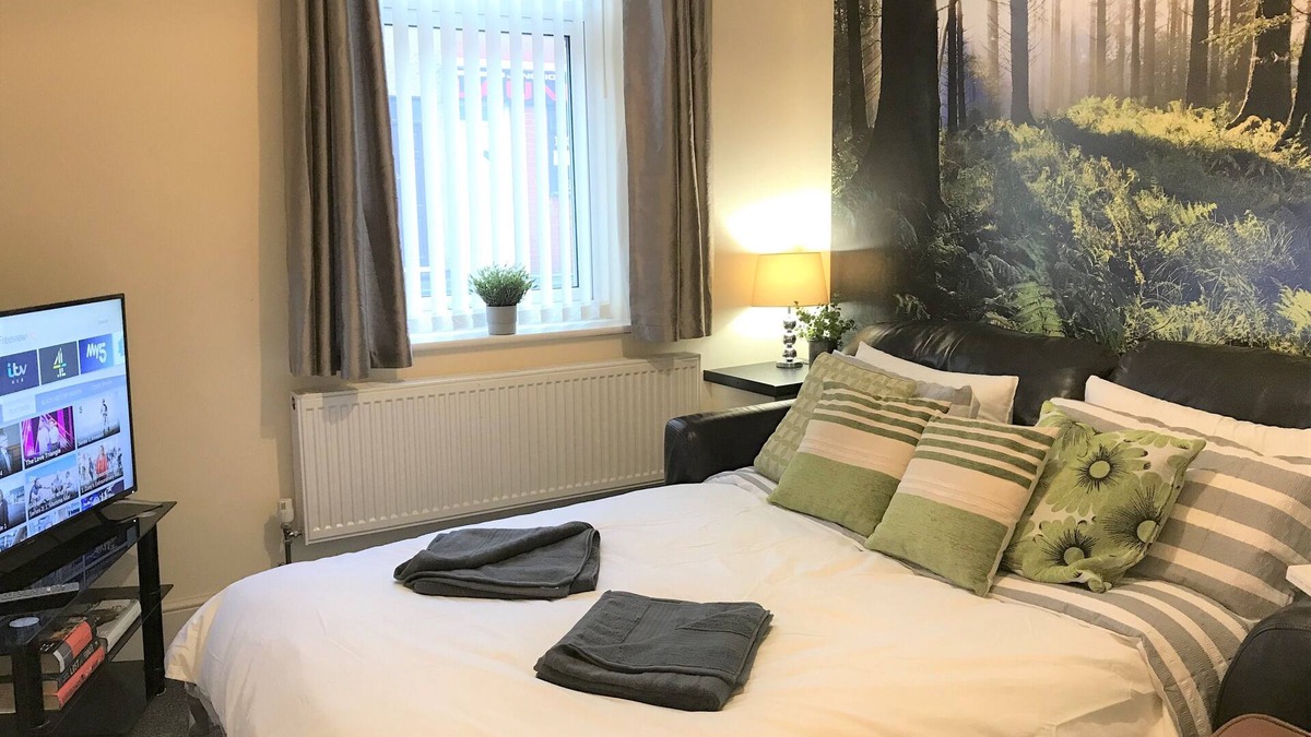 St Helens House | Welcoming Spacious 2-bedroom House in St Helens