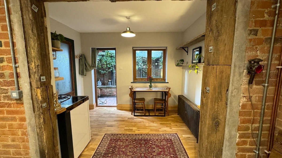 Southwick Apartment | Welcoming studio with WiFi in vibrant Brighton and Hove