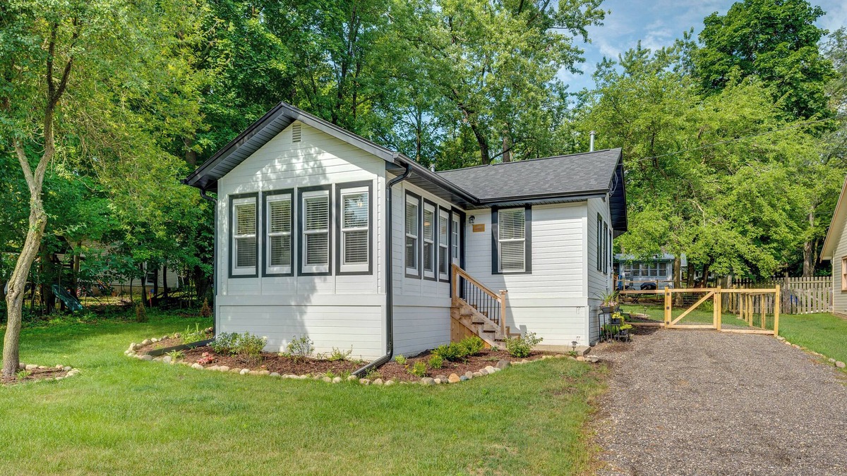 Williams Bay Cottage | Welcoming Williams Bay Cottage w/ Deck & Fire Pit!