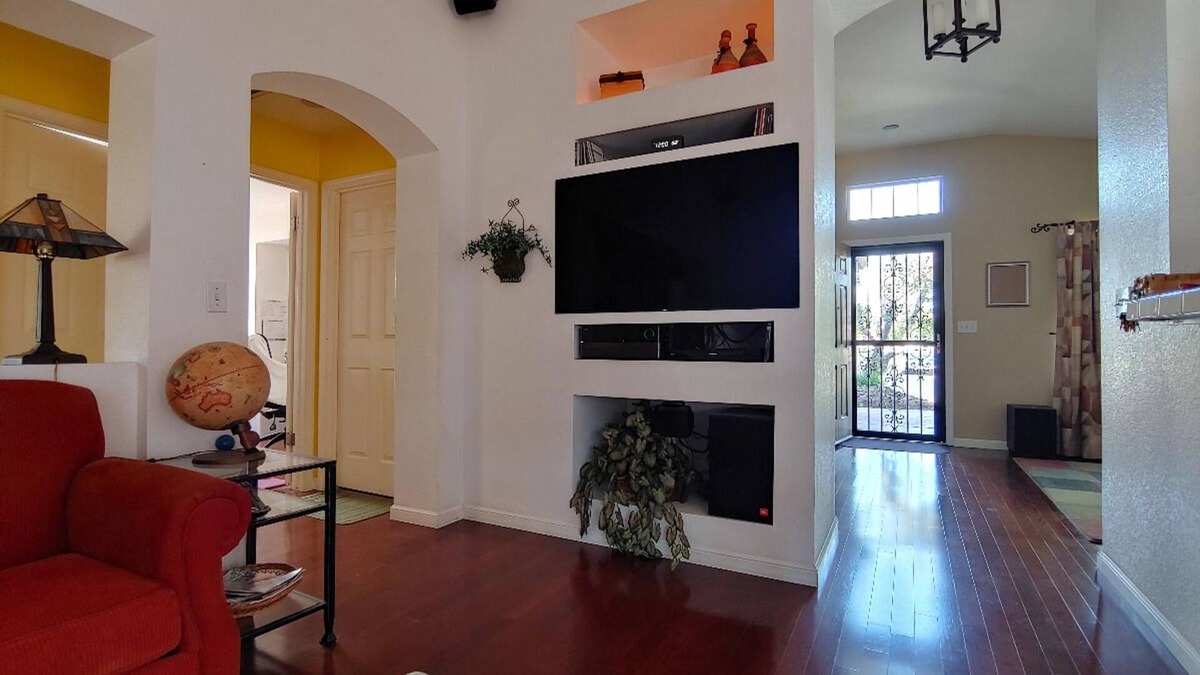 Elk Grove House | Well Appointed 2 Bedroom with Home Office in Elk Grove