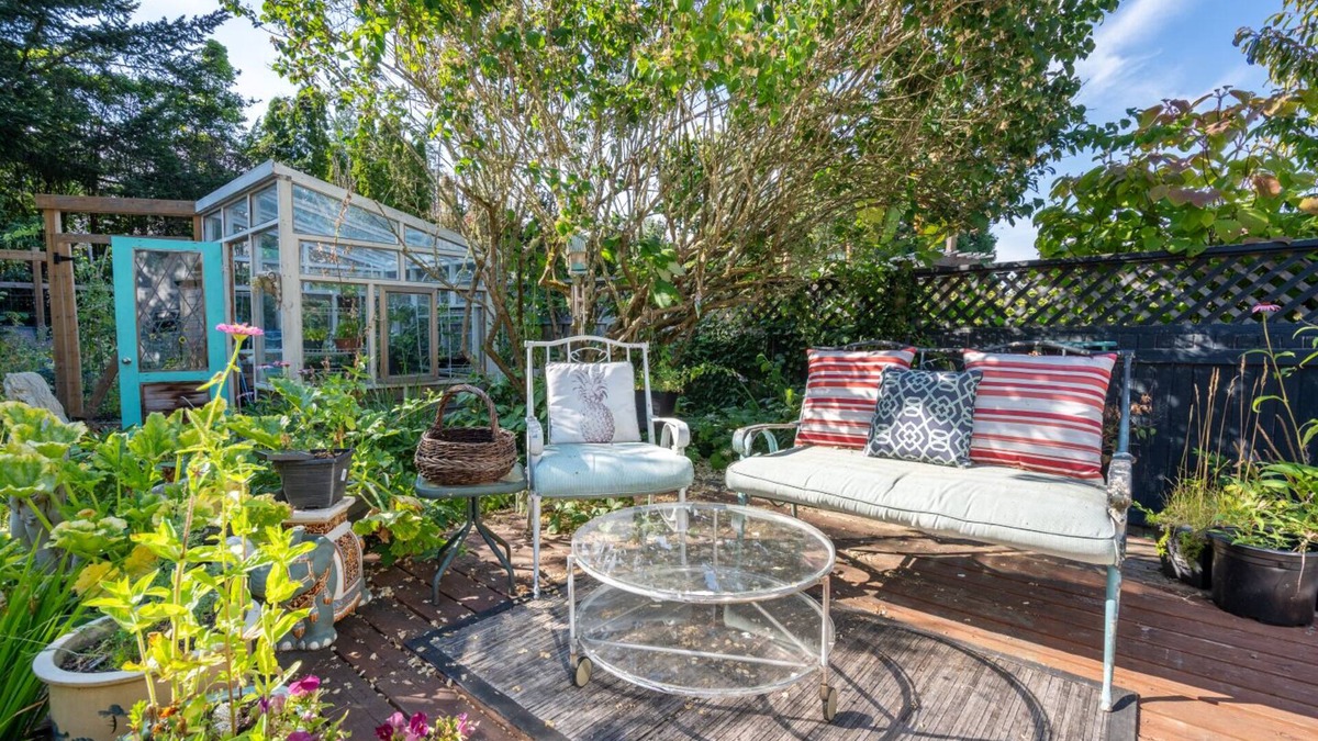 Gordon Head House | Well-appointed 2-bedroom garden suite escape - 2 minutes to the beach!