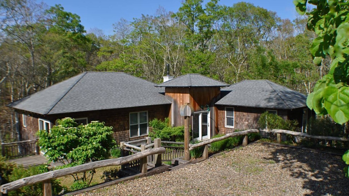 Vineyard Haven House | Well-Appointed 3 bedrm 4 bathrm with AC and 50+ 5-star reviews!