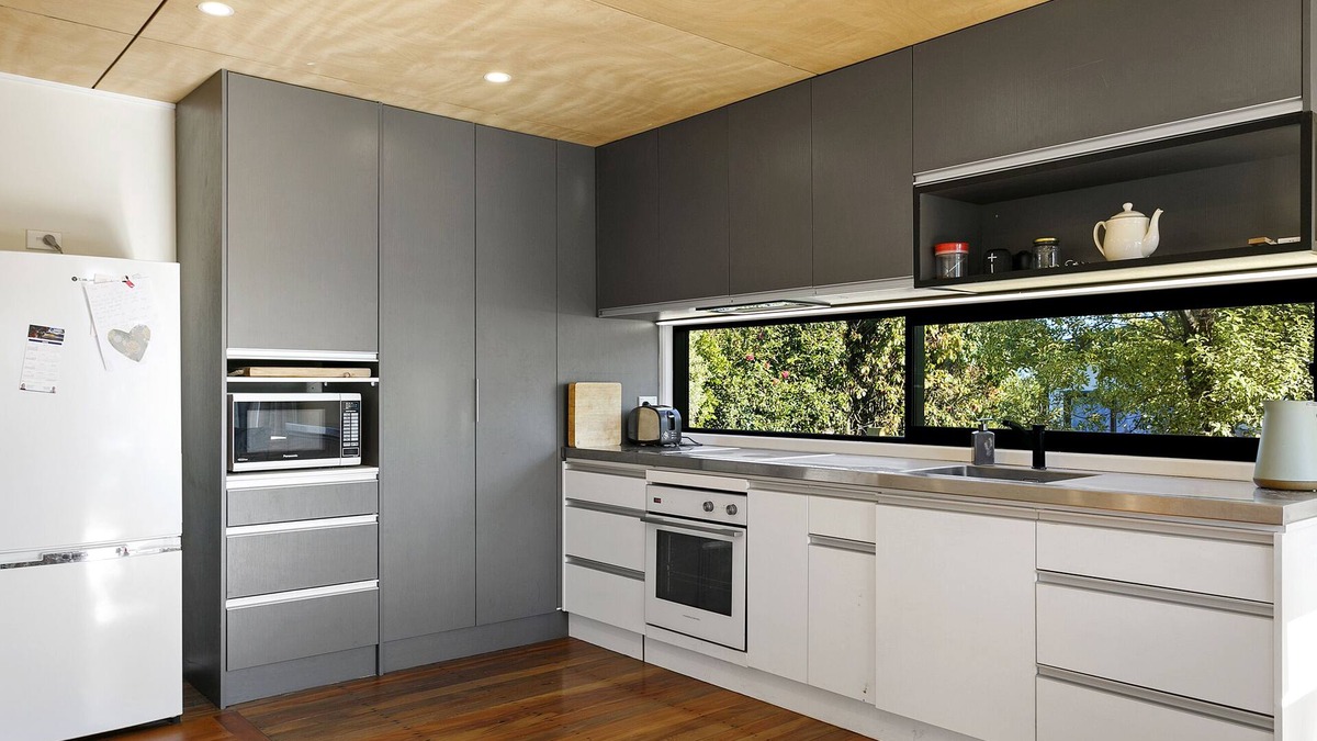 Waipahihi House | Well appointed cosy house close to town and the lake