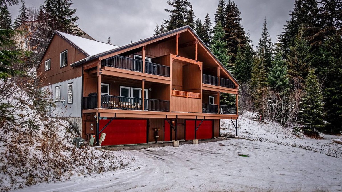 Sandpoint Condo | Well appointed with Hot tub and steps to lift access!