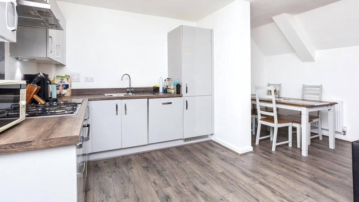 Ifield Apartment | Well Connected Refurbished Apartment