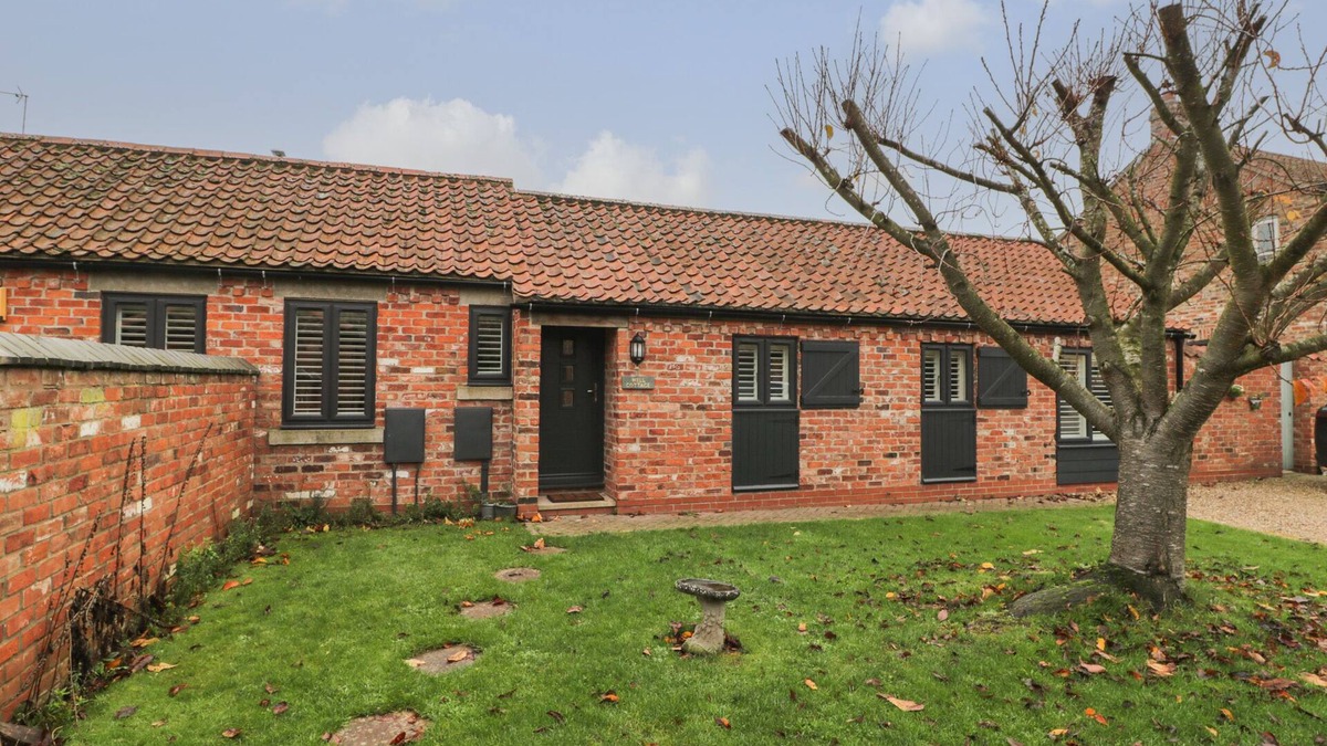Leven Cottage | WELL COTTAGE, family friendly, with hot tub in Leven Near Beverley