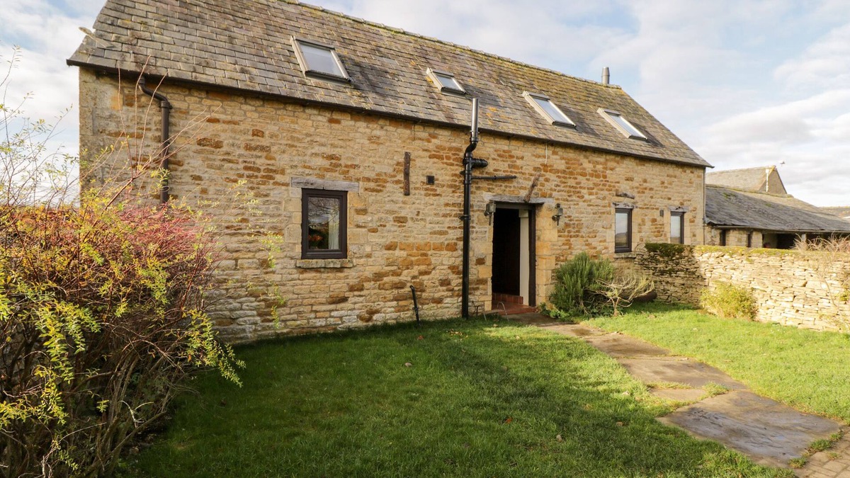 Longborough Cottage | WELL COTTAGE, pet friendly, with a garden in Moreton-In-Marsh