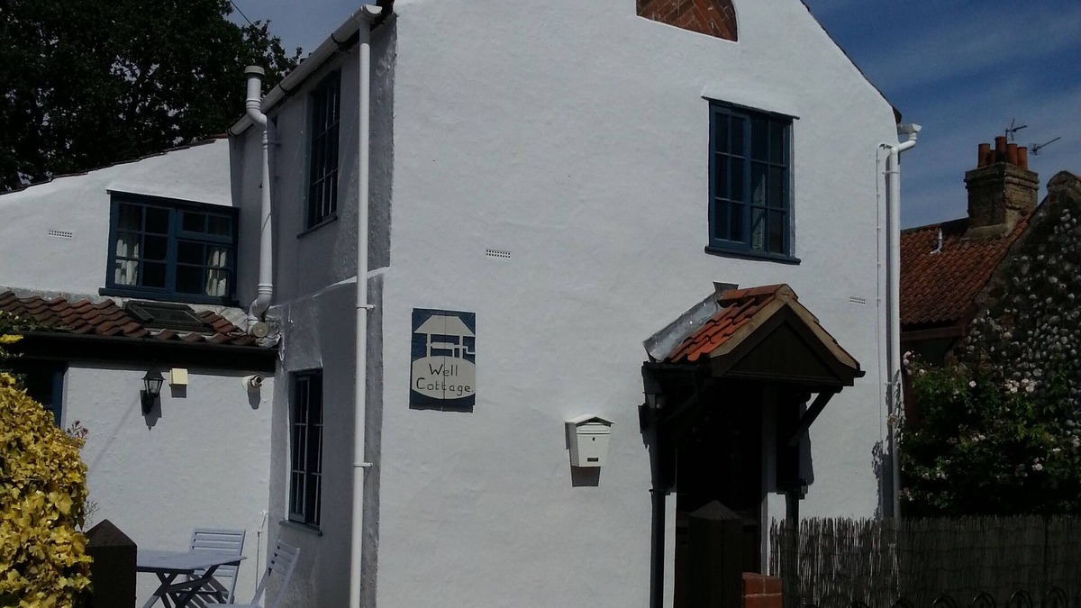 Holt Cottage | Well Cottage in Central Holt Norfolk. Cosy. Sleeps 5 adults. Free Parking.