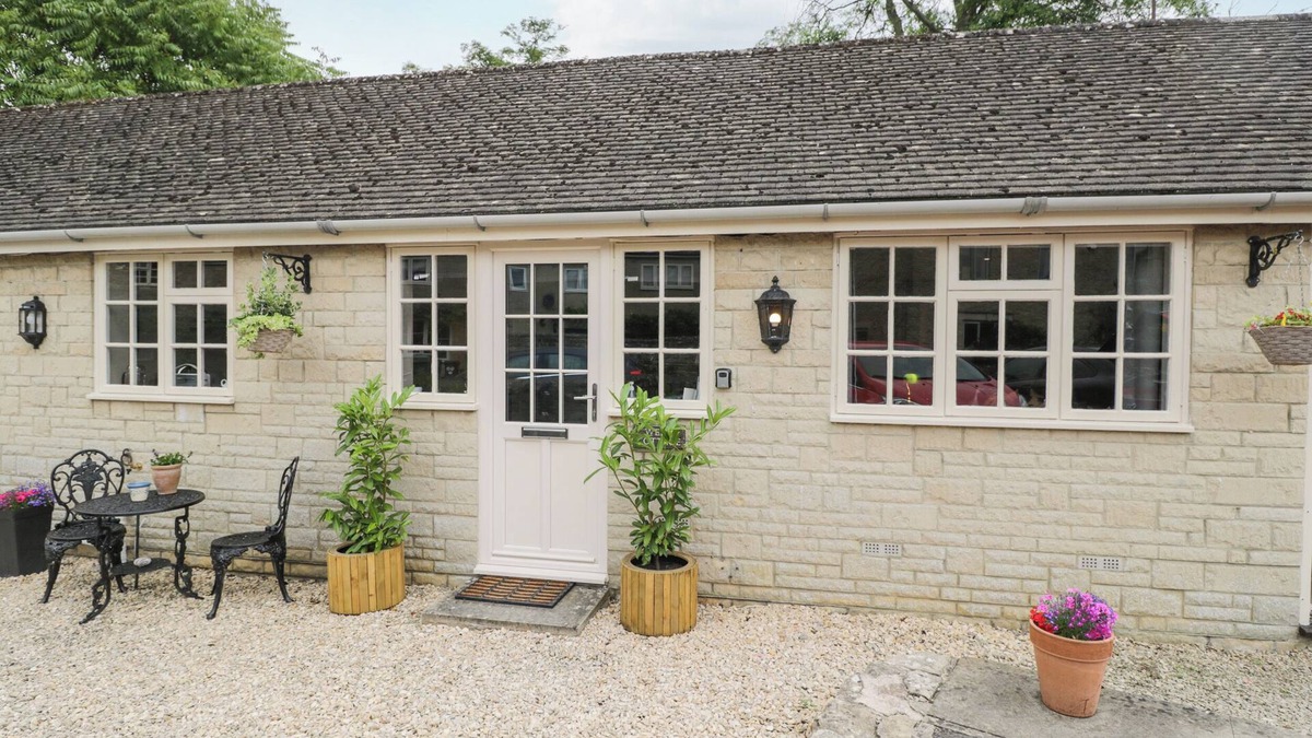 Crudwell Cottage | WELL COTTAGE, pet friendly, with a garden in Crudwell
