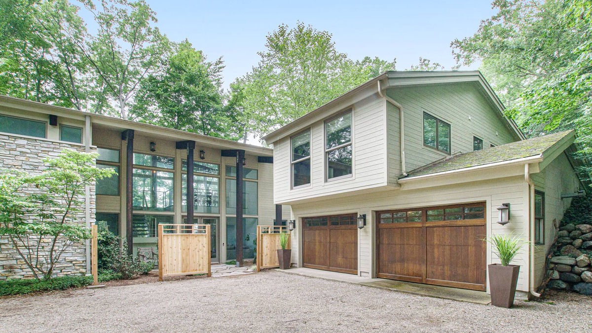 Harbert House | Well-Designed Lakefront Home with Ping-Pong and Free WiFi