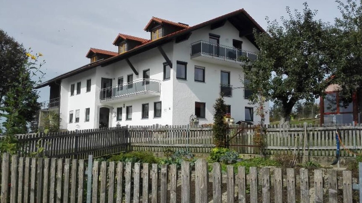 Sonnen Apartment | Well-equipped apartment (60sqm) in a quiet secluded location with a balcony and large lawn