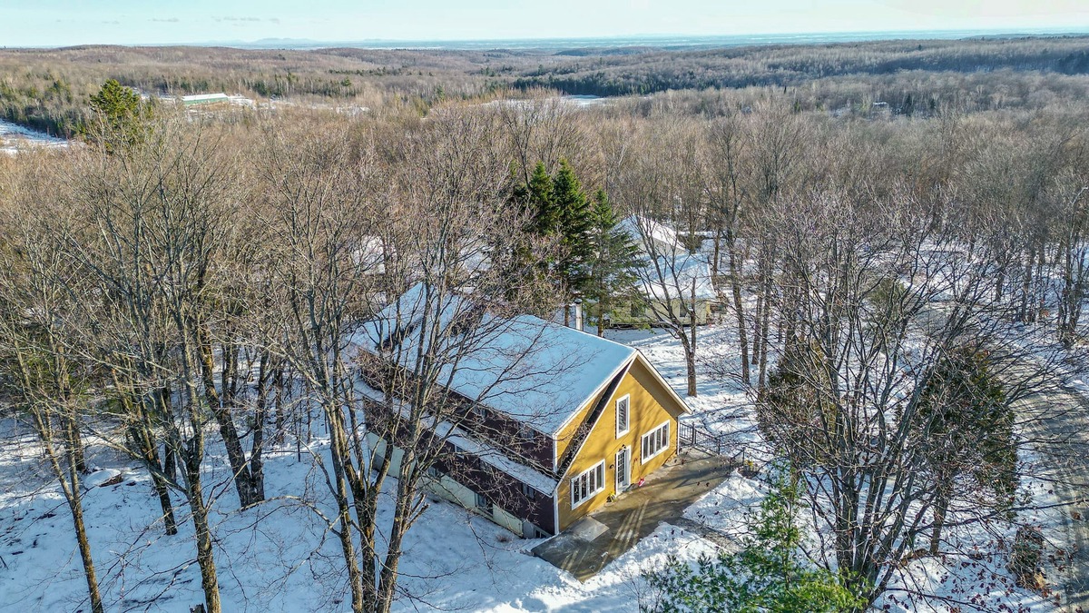 Saint-Calixte Ski Chalet | Well equipped Chalet & newly renovated in 2022 with lots of rooms!