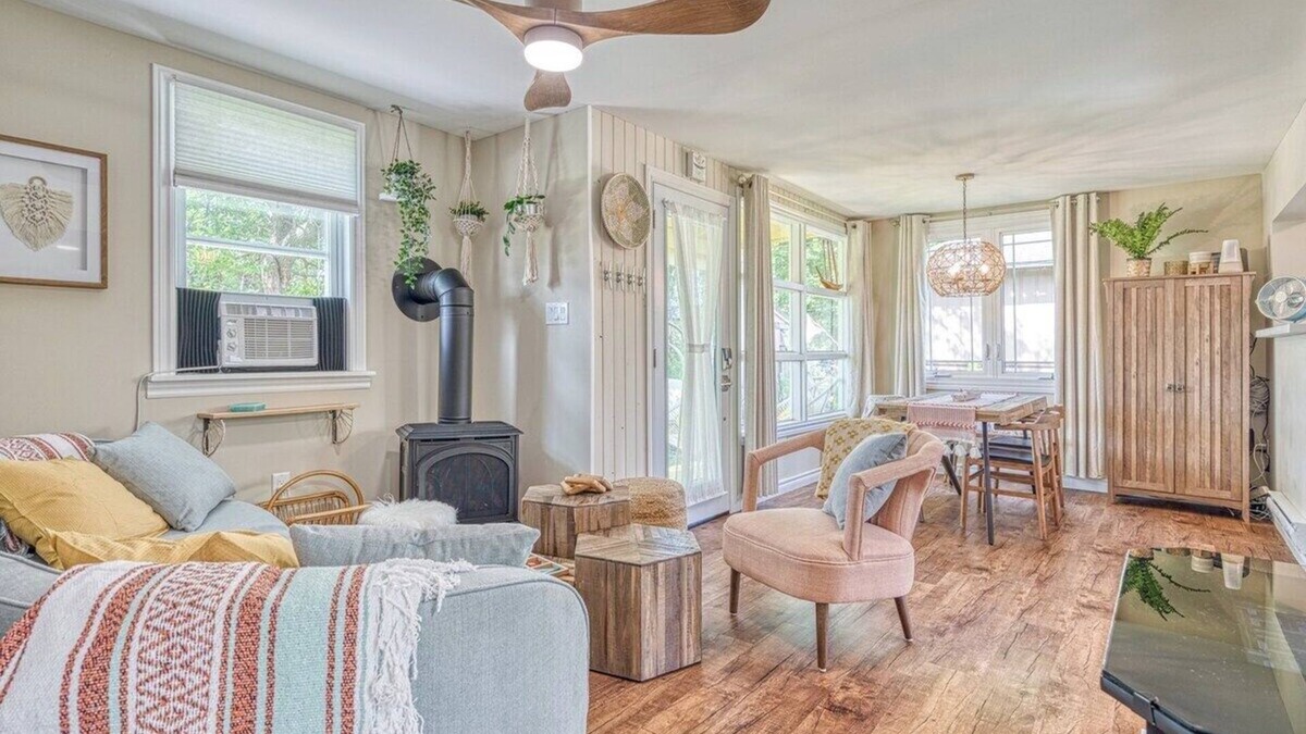 Selkirk Cottage | Well-equipped Lakeshore Getaway | HotTub, Firepit