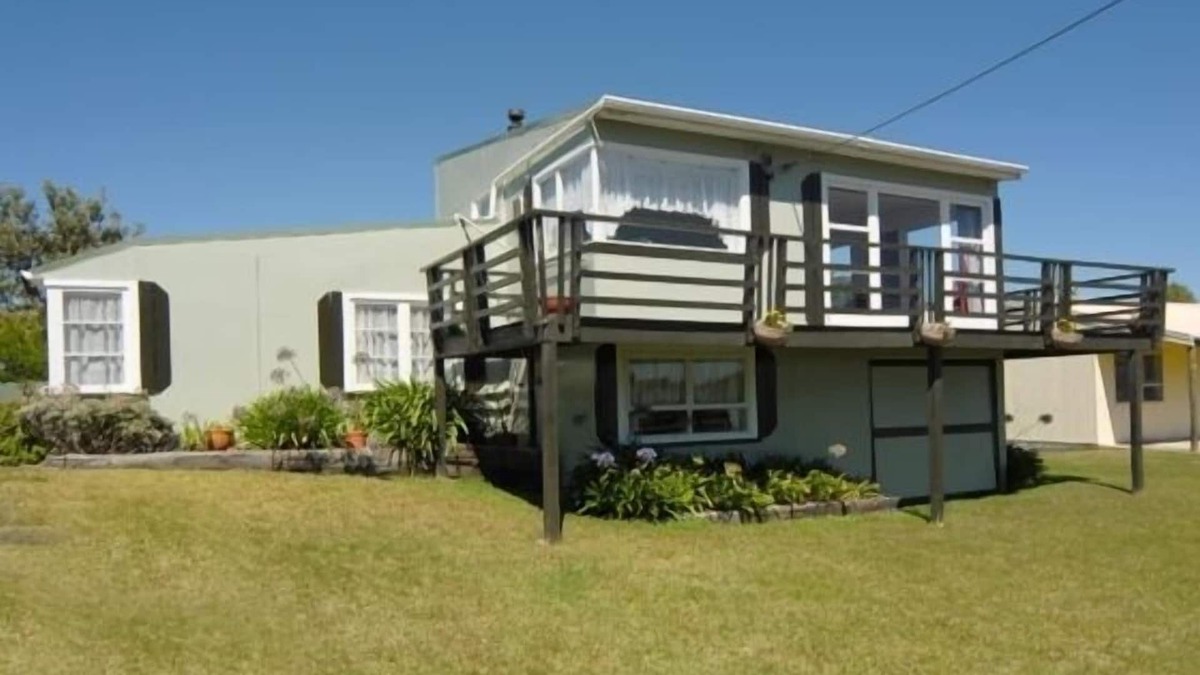 Hokio Beach House | Well-equipped, spacious classic kiwi bach across from beach