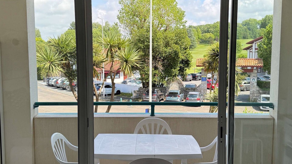 Ciboure Apartment | Well-equipped studio facing the golf course, with swimming pool and parking space