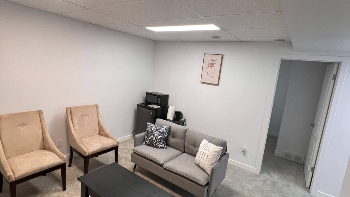Transcona House | Well Furnished Cozy 1 Bedroom Basement Suite with Private Entrance
