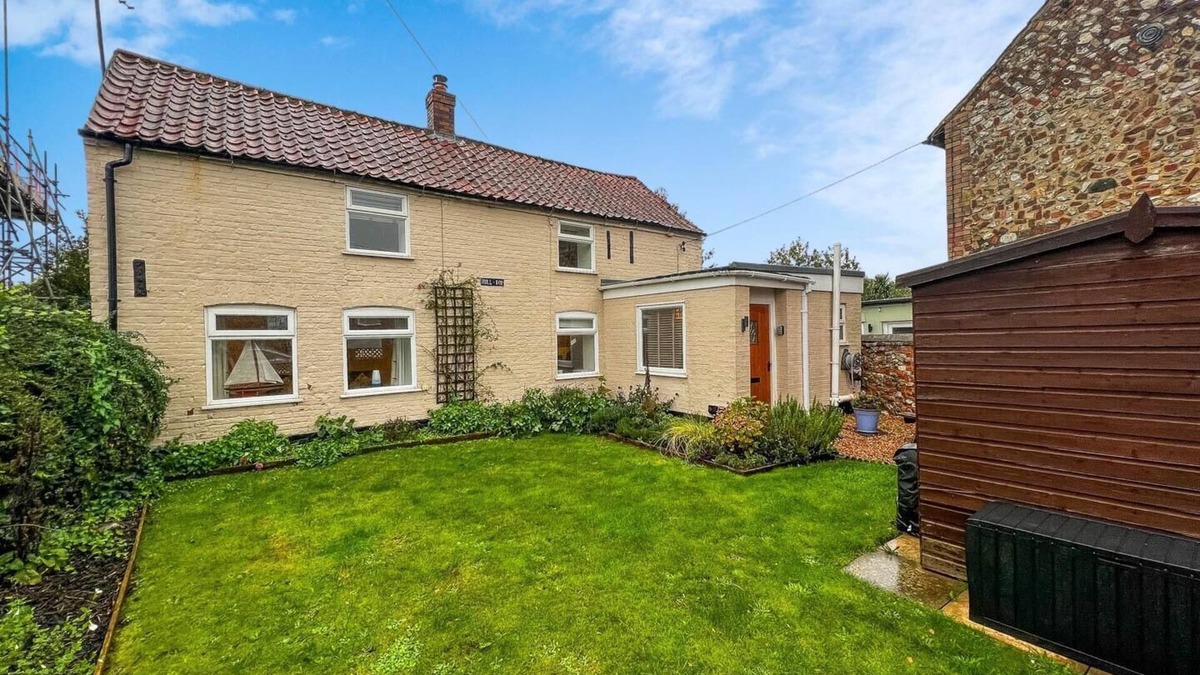 Ringstead Cottage | Well furnished holiday cottage in the heart of Docking, Norfolk ref 99009HT