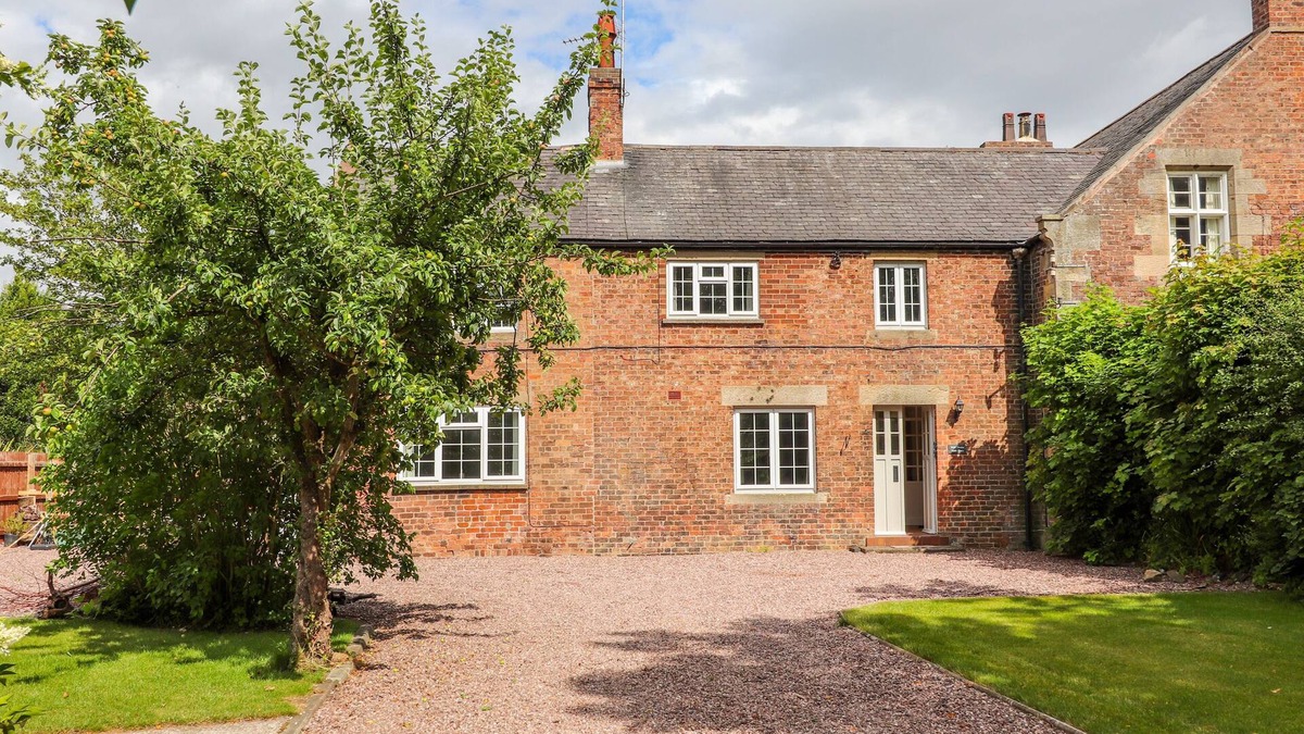 Chester Cottage | WELL HOUSE FARM FLAT 1, pet friendly, with a garden in Bretton