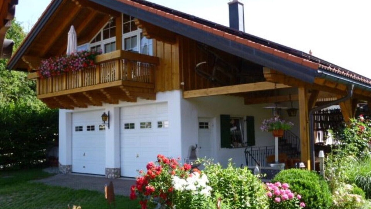 Wiederhofen Apartment | Well-kept apartment in a quiet location with separate entrance and large balcony