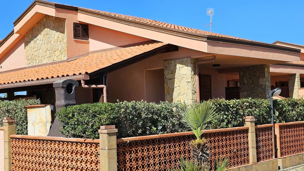 Solfarelli Villa | WELL-LIT MEDITERRANEAN VILLA WITH VERANDA AND GARDEN ONLY 50 METERS FROM THE SEA