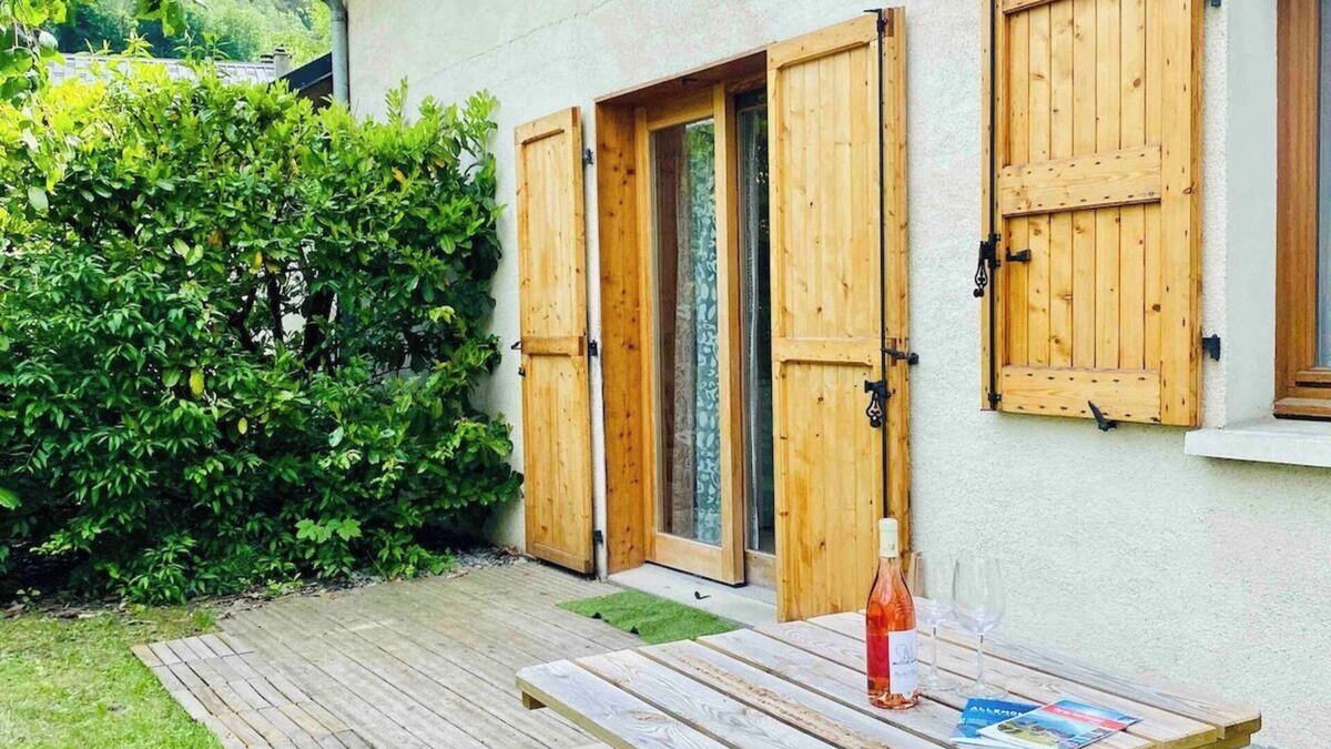 Allemond Apartment | Well located Apartment, Garden, WIFI, Bike storage