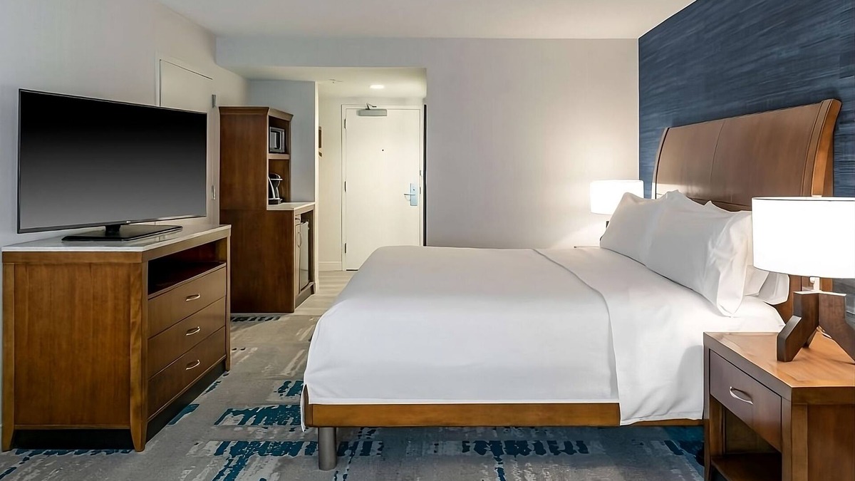 Radnor - Fort Myer Heights Hotel | Well-Located Stay | Perfect for Experiencing Arlington’s Local Charm & DC Access