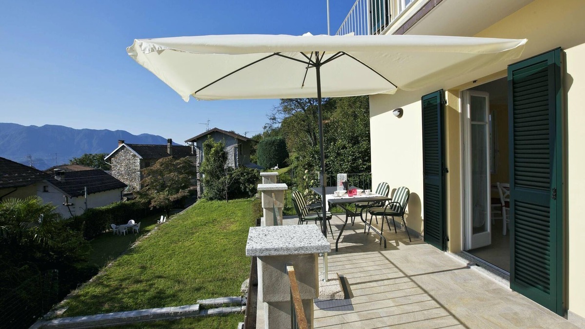 Gonte Apartment | Well maintained 3½-room apartment with garden, balcony and beautiful lake view
