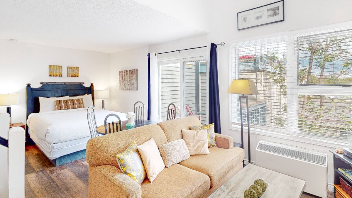 Craigleith House | Well-positioned condo w/shared pool & steps to lift, dogs OK