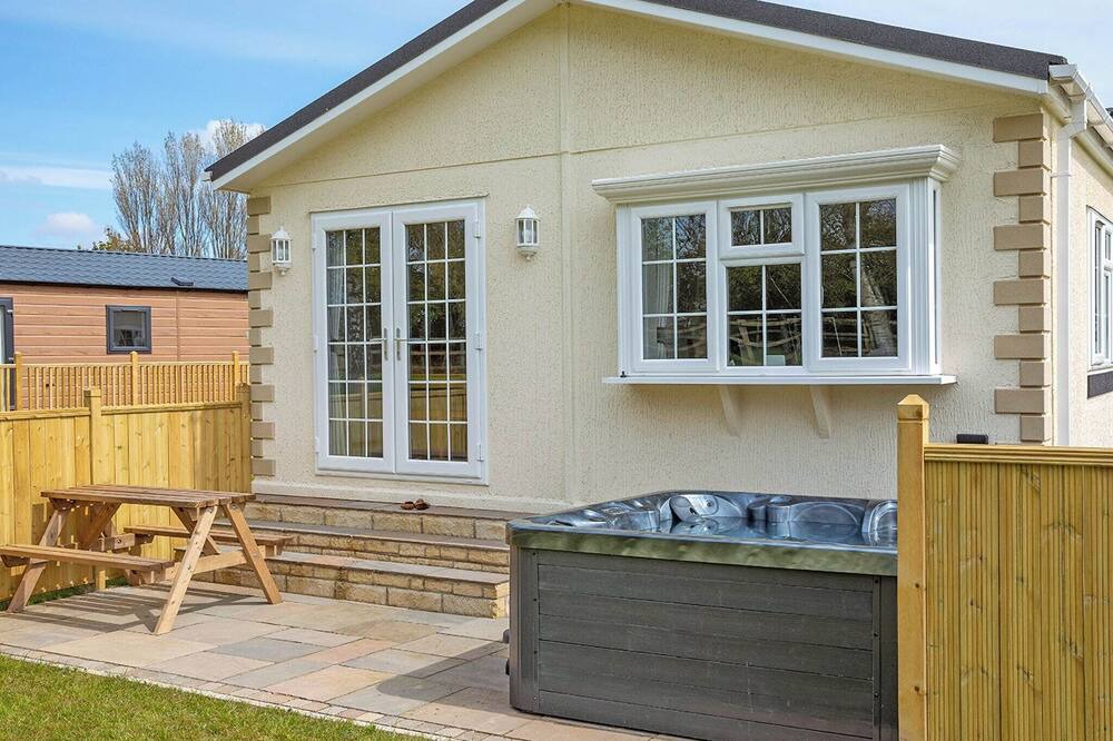 Hutton Rudby Ski Chalet | Well presented luxury lodge with two doubles, one with en suite shower.
