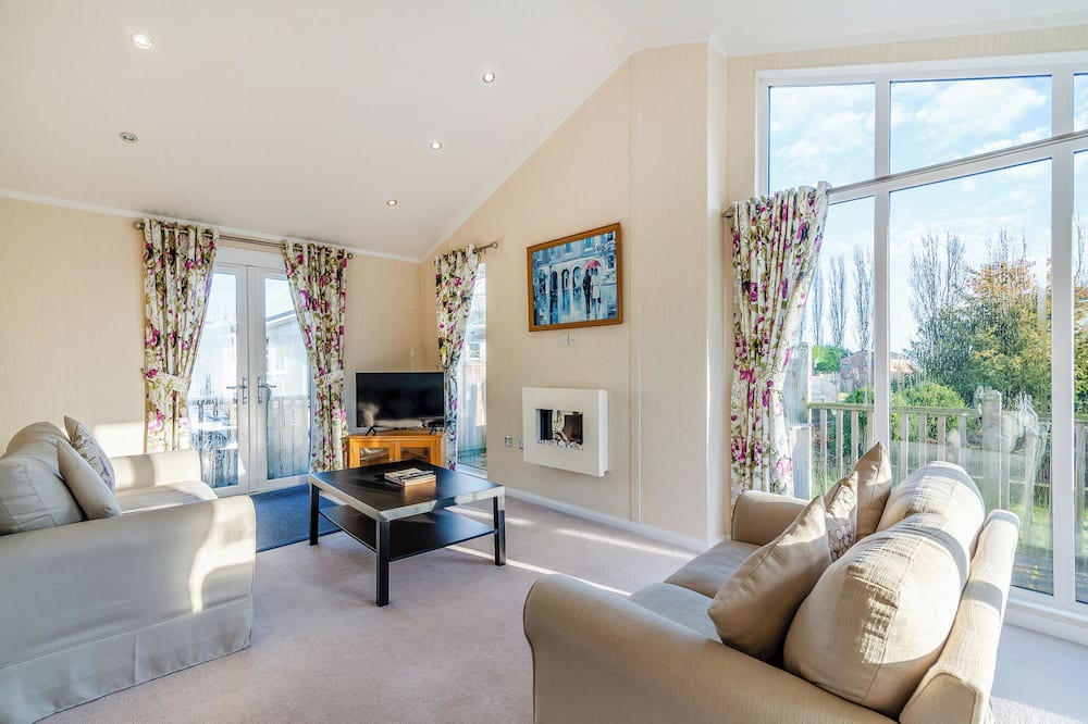 Hutton Rudby Ski Chalet | Well presented luxury lodge with two doubles, one with en suite shower.