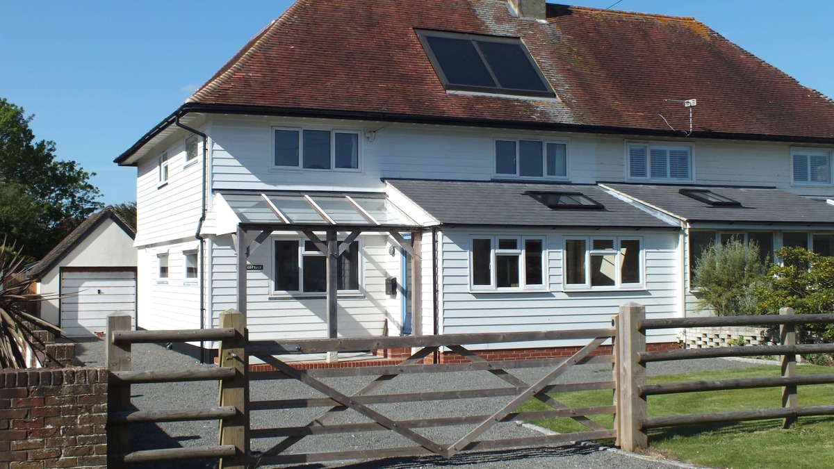 Middleton-on-Sea House | Well Situated Coastal House In Quiet Lane - Sleeps 8